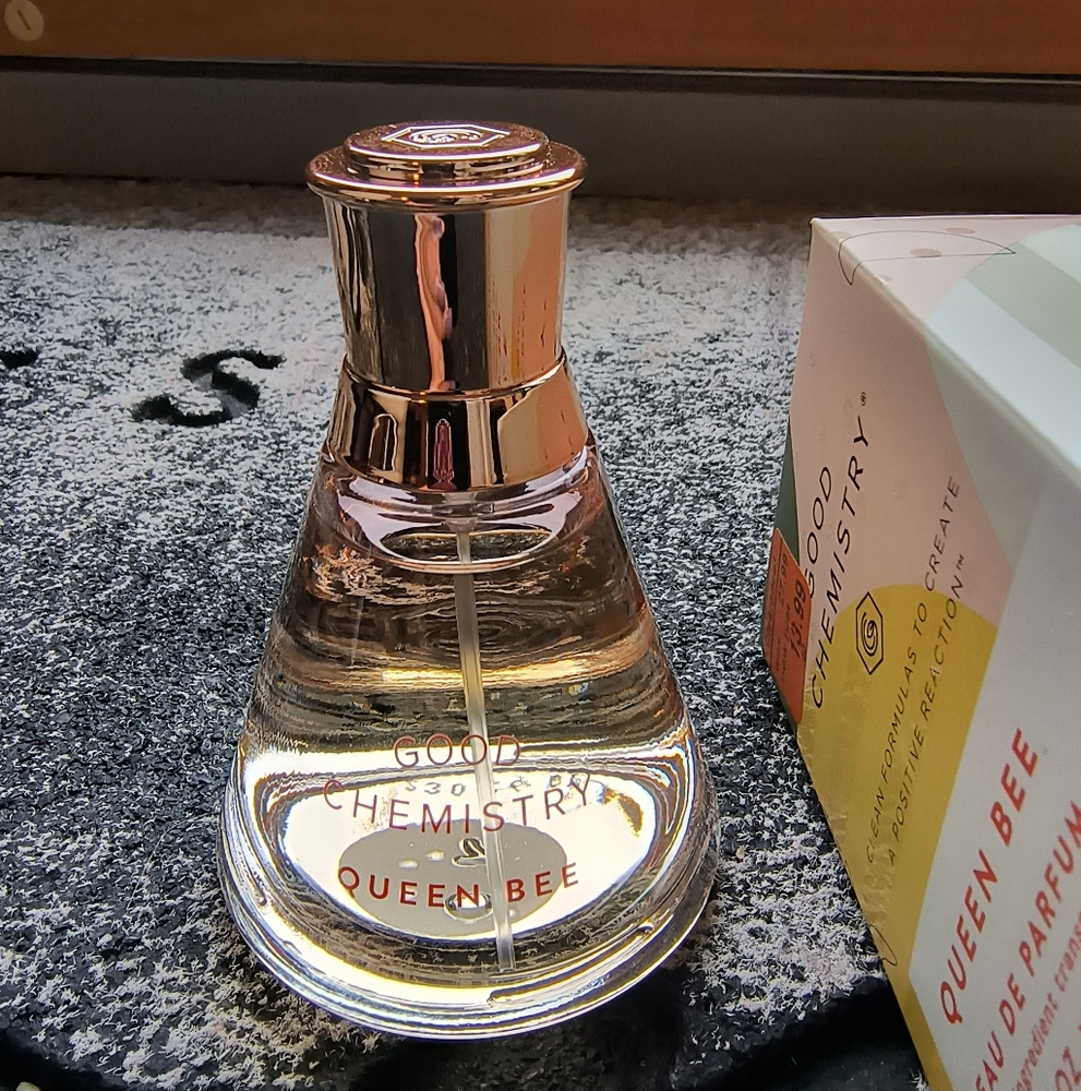 Good Chemistry Queen Bee Eau De Parfum Perfume 1.69 fl oz Fragrance NIB - Picture 2 of 4